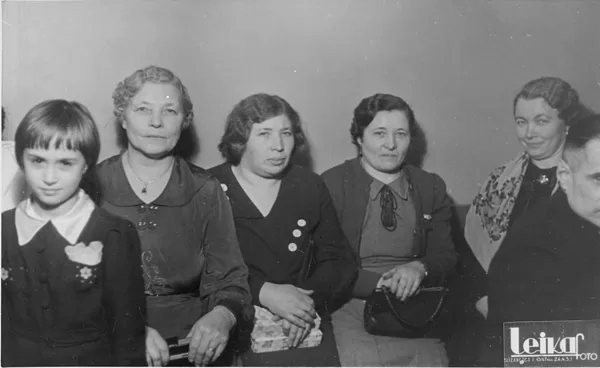Sarkandaugavietes pasākumā: Katrīna Bērzkalne (1. no labās) | 1930. gadu beigas